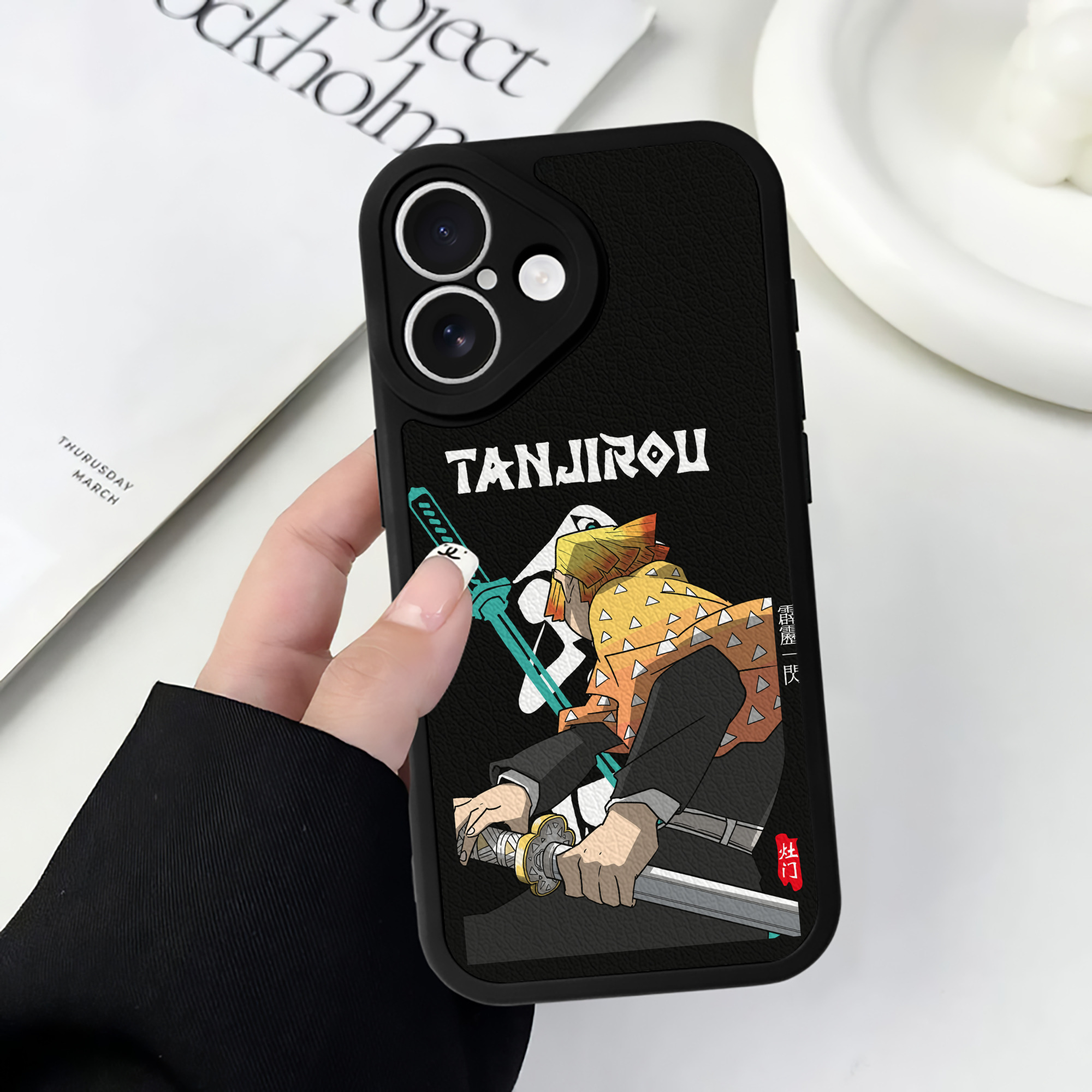 （画像用） 鬼滅の刃（きめつのやいば）我妻 善逸／あがつま ぜんいつ Agatsuma Zenitsu 【iPhone 16シリーズ対応】シリコンスマホケース（レザー調） 材質：シリコン